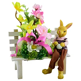 Decoratiune pentru Pasti in forma de bancuta decorata cu flori si iepuras