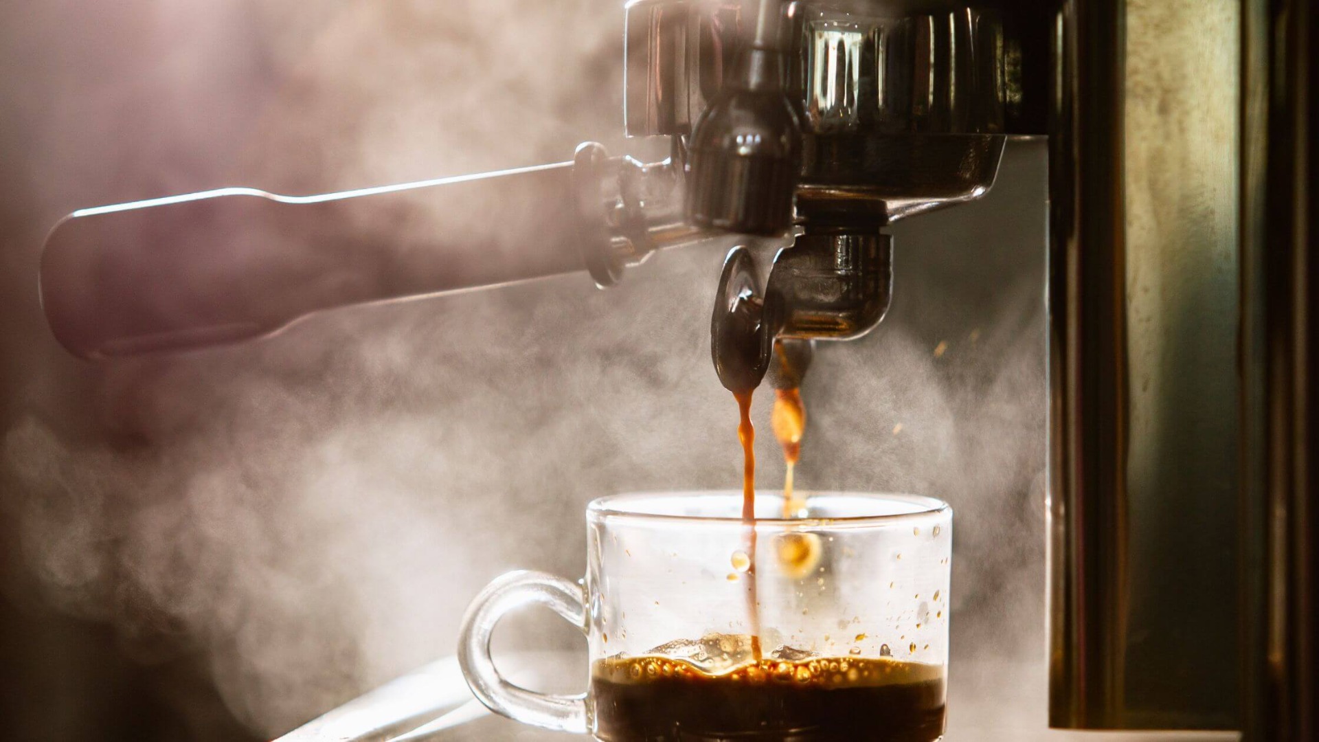 Cafeaua nu mai are gust? Cum să faci detartrarea espressorului ușor și rapid